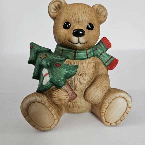 Vtg Homco Christmas Tan Teddy Bear w/ Decorated Tree Green Scarf w/ Red Ends - Picture 1 of 10